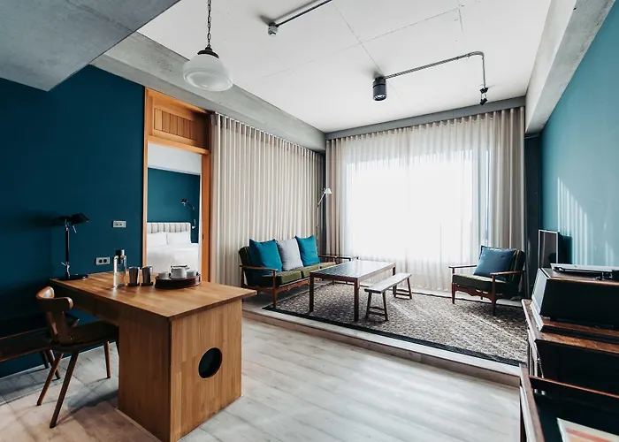 U.I.J Hotel & Hostel